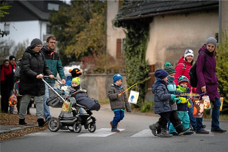 Kleine und große Nachtschwärmer unterwegs in Fornsbach. Foto: A. Becher