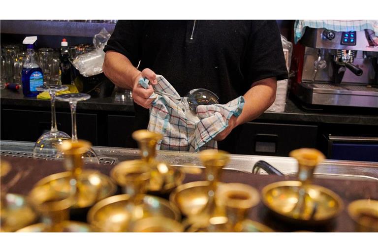 Kleines Geld statt Gold: Im Gastgewerbe arbeiten viele Beschäftigte zu niedrigen Löhnen. (Symbolfoto)