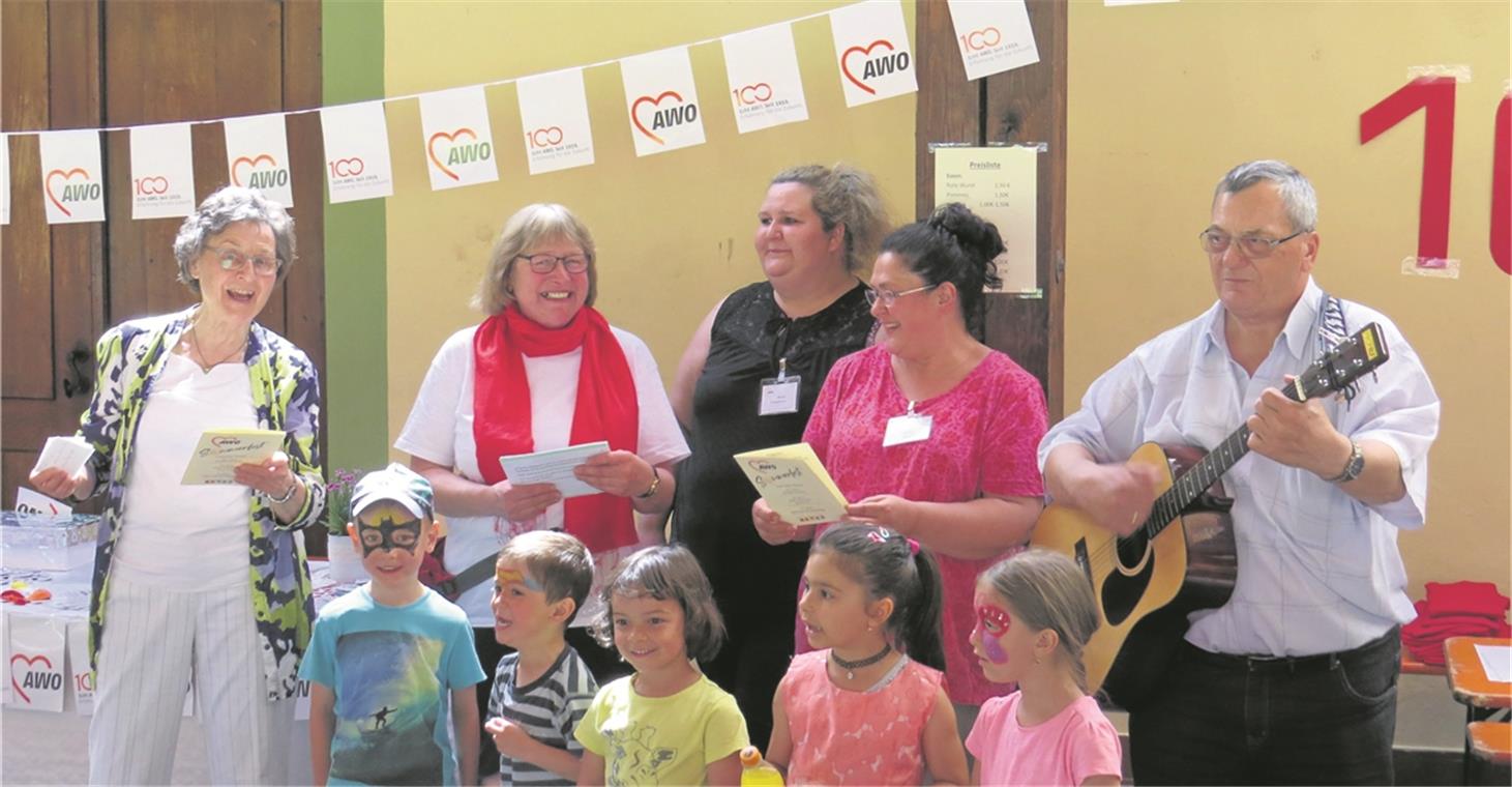Drei Geburtstage auf einen Streich Kleines Intro der Gastgeber mit (von links): Gudrun Gruber, die als Murrhardter Gründungsmitglied durchs Programm führt, Sonja Allinger-Helbig, Vorsitzende des Awo-Ortsvereins, Nicole Stoephasius, Leiterin des Kinderhauses Murrtalzwerge, Patricia Wirth, Geschäftsführerin des Awo-Ortsvereins Murrhardt, Awo-Mitglied Dieter Honosch sowie einige Murrtalzwerge (vorne).