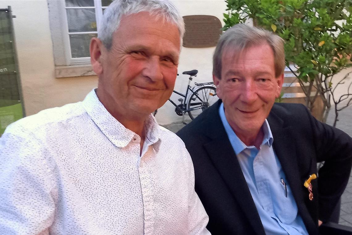 Die Begleitung endet, die Verbindung bleibt Klemens Maier (links) mit Peter Terporten, ehemaliger Vorsitzender der Aloisius-Jugend, bei seinem Besuch in Ahrweiler. Fotos: privat