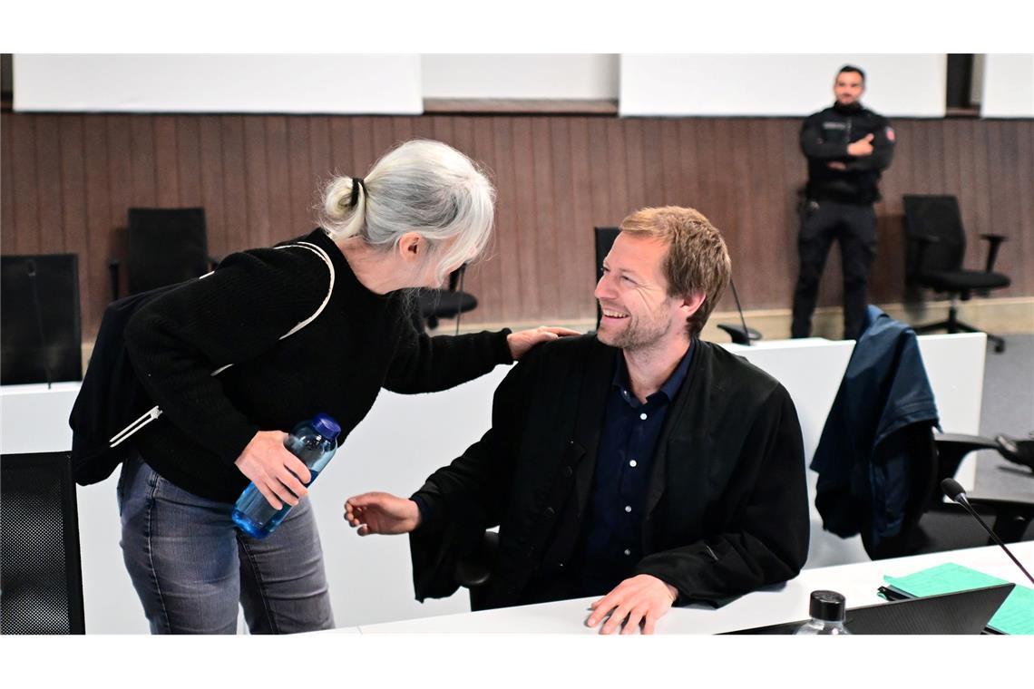 Klette und ihr Anwalt wirken freundschaftlich vertraut miteinander. (Archivbild)