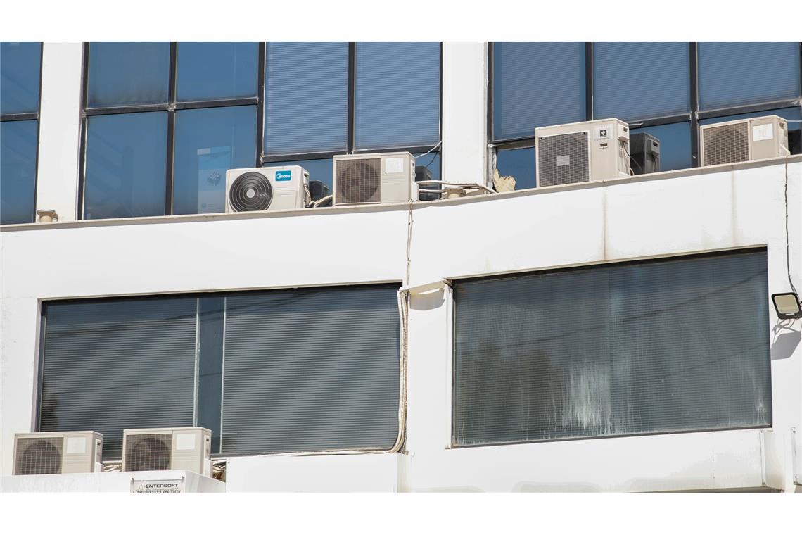 Klimaanlagen an der Fassade eines Bürogebäudes in Griechenland