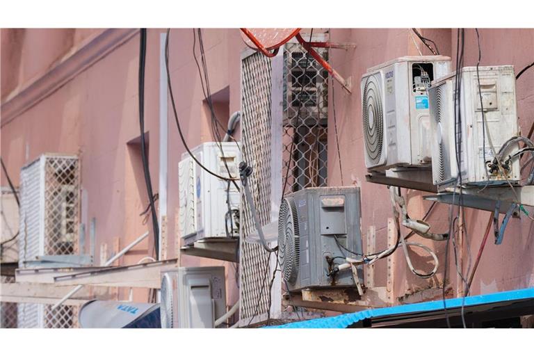 Klimaanlagen sind an der Hauswand des Wirtschaftsministeriums in der indischen Hauptstadt Neu-Delhi angebracht.