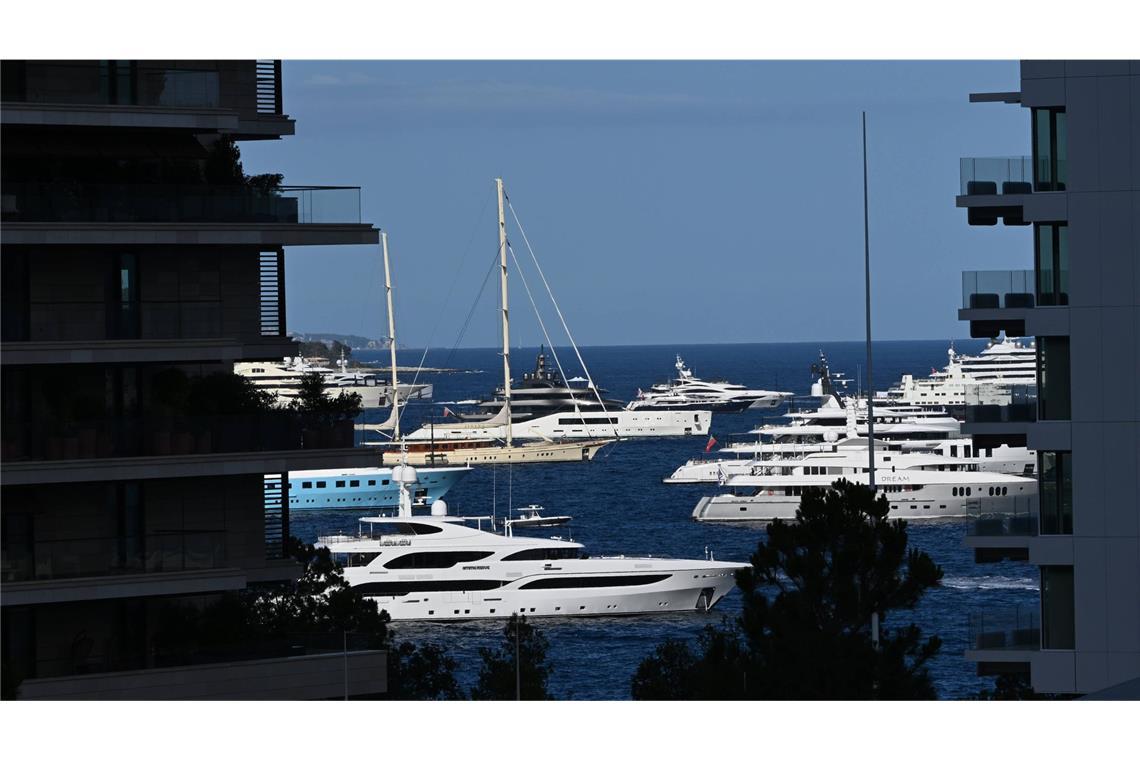 Klimaschädlicher Luxus: Multimillionärs- und Milliardärs-Yachten liegen im Hafen des Fürstentums Monaco vor Anker.
