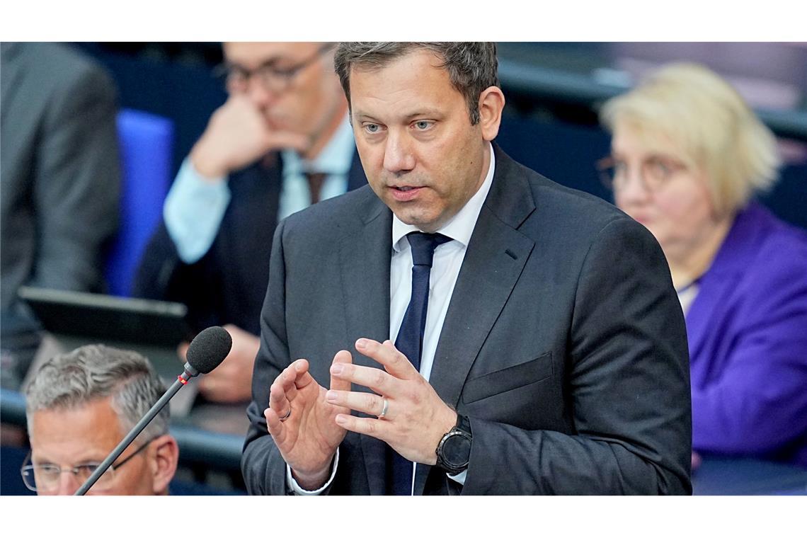 Klingbeil: Politiker sollten in Rentenversicherung einzahlen Klingbeil antwortete im Bundestag auf Fragen der Abgeordneten.