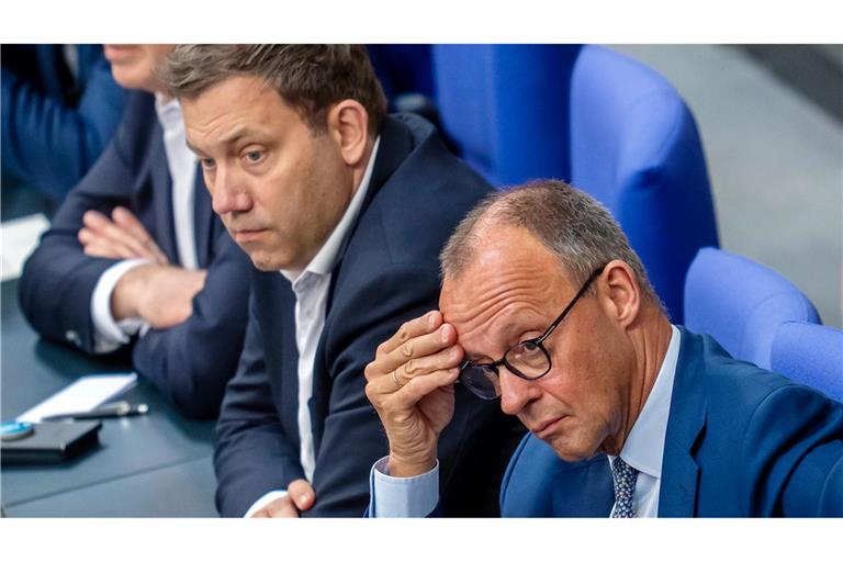 Klingbeil (m.) und Merz (r.) sind sich nicht einig. (Archivbild)
