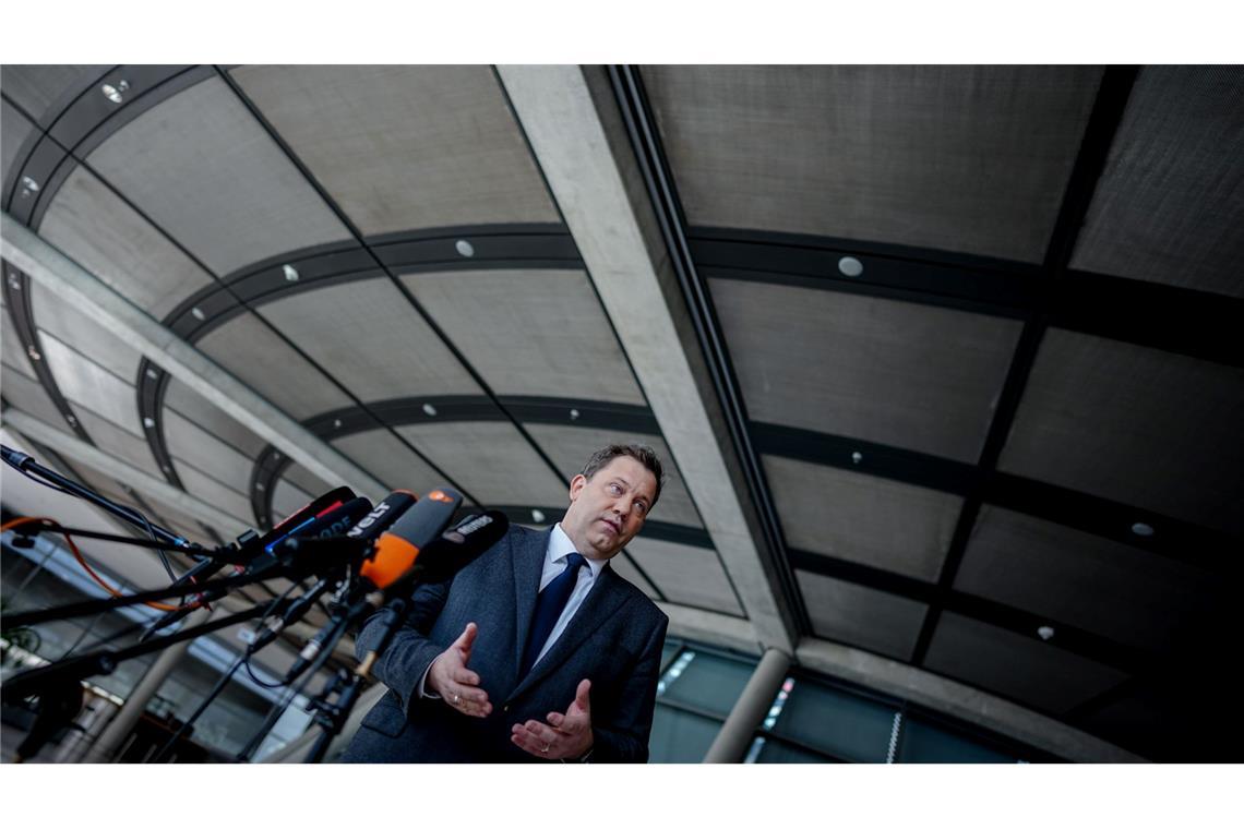Klingbeil vor der Sitzung: Pressestatement im Berliner Bundestag zur privaten Altersvorsorge