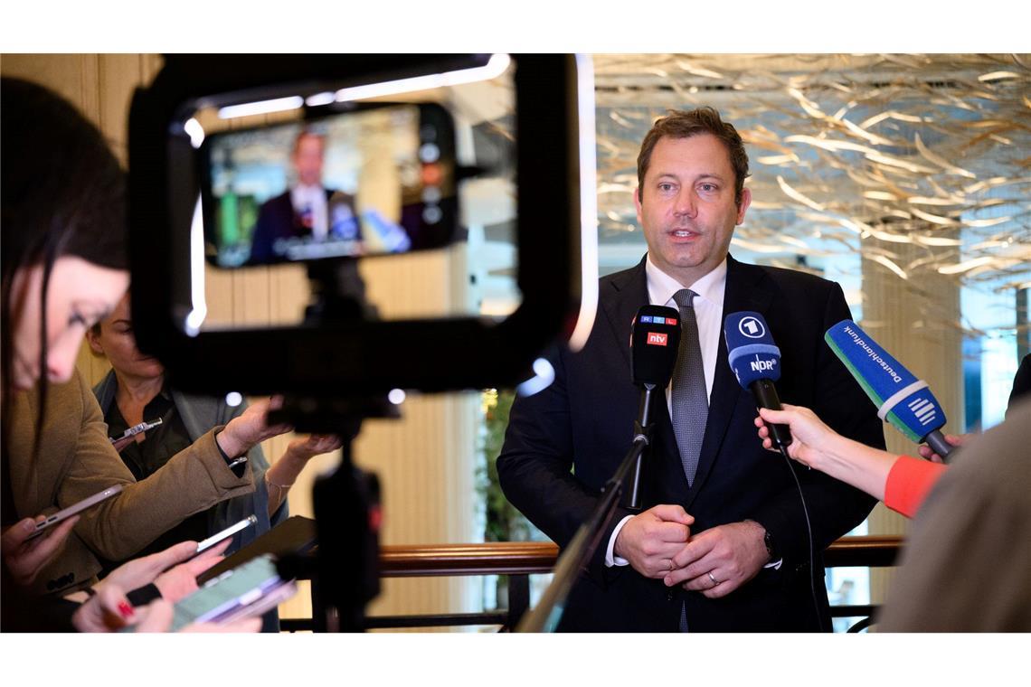 Klingbeil war für politische Gespräche in Singapur und fliegt von dort zum G20-Gipfel.