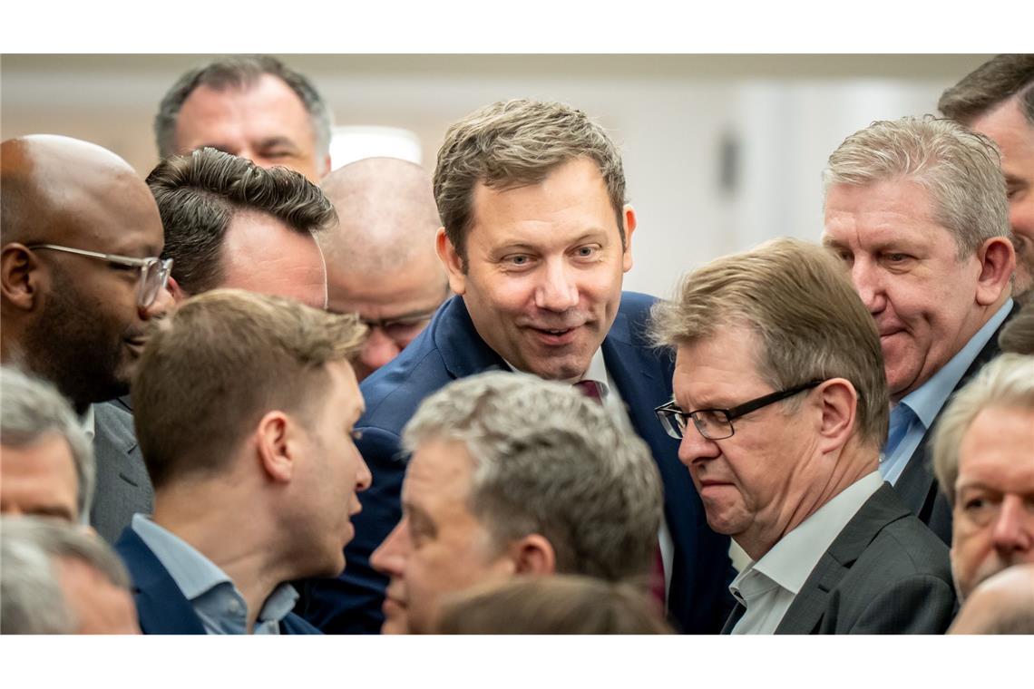 Klingbeil warnt Union vor Indiskretion in Gesprächen Klingbeil wurde zum neuen SPD-Fraktionschef gewählt.