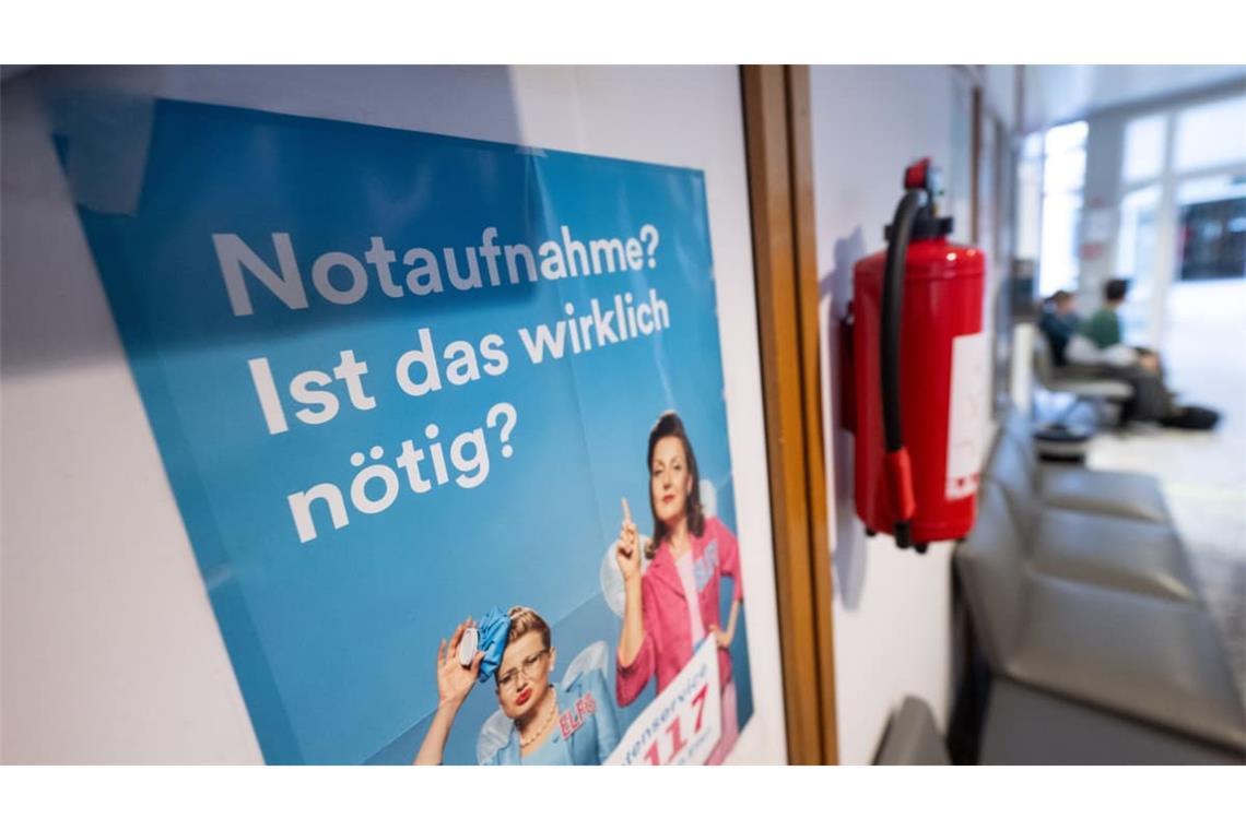 Kliniken bestätigen: Viele Patienten sind in der Notaufnahme falsch. Ein Plakat weist im Wartebereich der Interdisziplinären Notaufnahme (INA) des Klinikums Stuttgart auf die Notdienst-Telefonnummer 116117 hin, wohin sich Patienten wenden könnten.