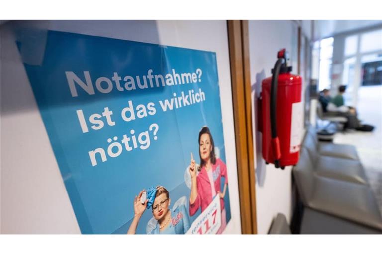 Kliniken bestätigen: Viele Patienten sind in der Notaufnahme falsch. Ein Plakat weist im Wartebereich der Interdisziplinären Notaufnahme (INA) des Klinikums Stuttgart auf die Notdienst-Telefonnummer 116117 hin, wohin sich Patienten wenden könnten.