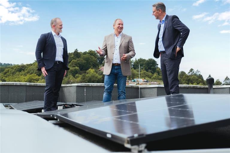 Klinikgeschäftsführer André Mertel (von links) sowie Technikchef Jochen Braun freuen sich mit Landrat Richard Sigel über den Fotovoltaikstrom. Foto: DG/Bebop Media