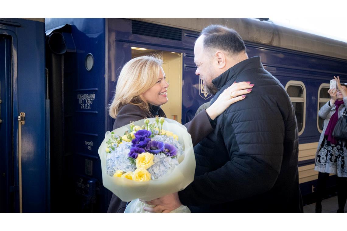 Klöckner wurde vom ukrainischen Parlamentspräsidenten Ruslan Stefantschuk am Bahnsteig in Kiew empfangen.