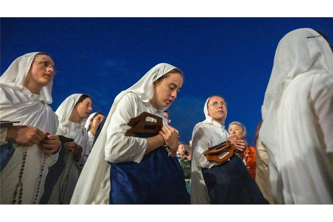 Bilder des Tages Klosterschwestern stehen am Petersdom an, um Abschied von Papst Franziskus zu nehmen.