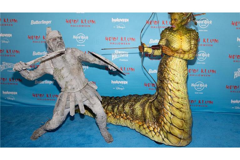 Heidi Klum als monströse Medusa - Tom zu Stein erstarrt Klum erscheint als Medusa, ihr Mann als versteinerter griechischer Soldat.