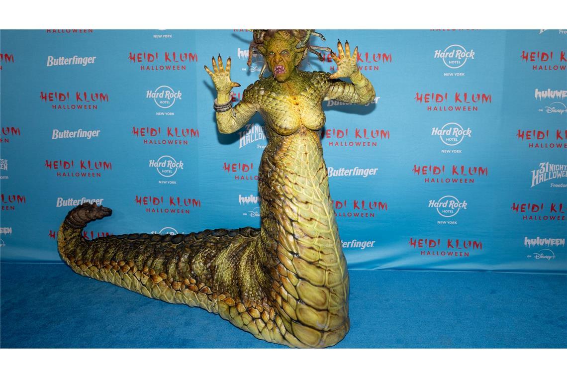 Heidi Klum als monströse Medusa - Tom zu Stein erstarrt