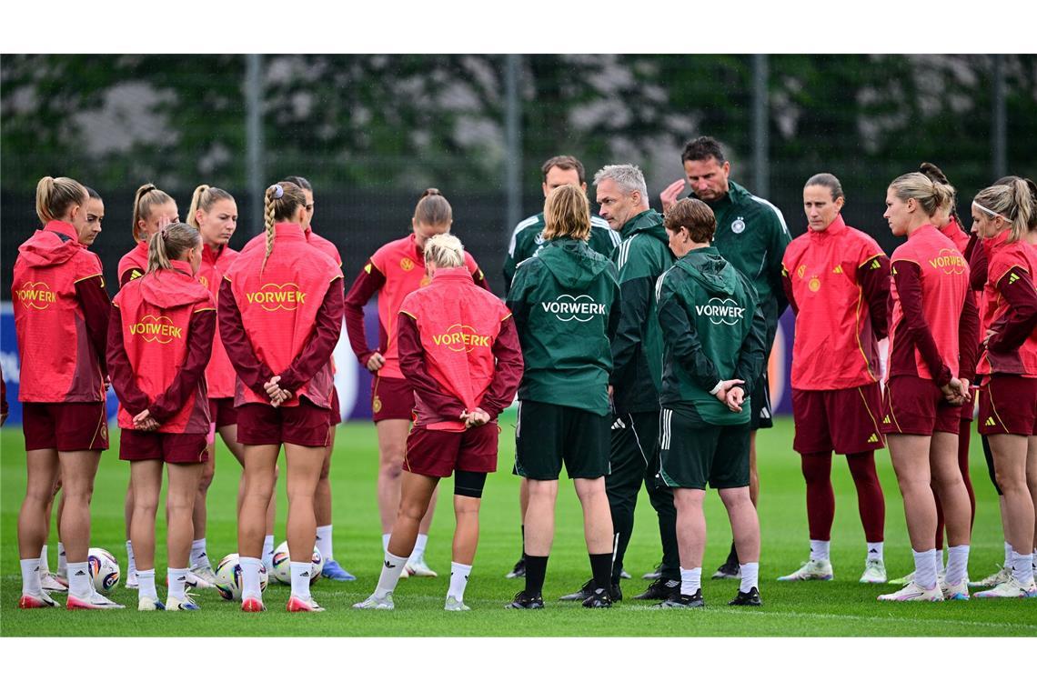 Fußballerinnen machen sich Mut: "Jetzt erst recht" Knackige Ansprache im Regen: Christian Wück auf dem Trainingsplatz.