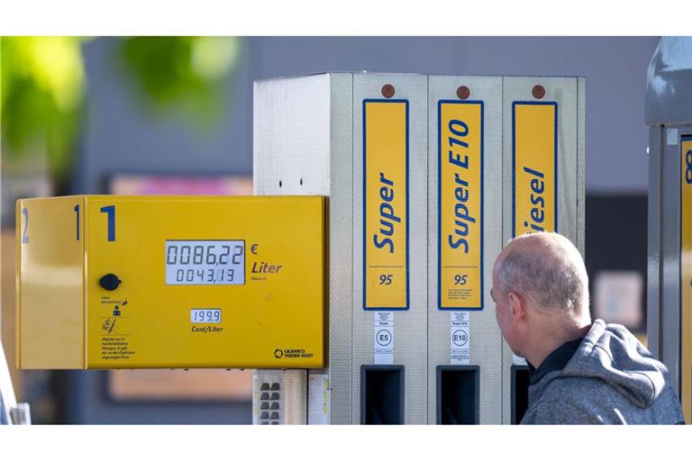 Knapp 17 Cent sank die Steuer auf Benzin und Diesel zum Maianfang. Komplett ist dies bisher nicht bei den Autofahrern angekommen.