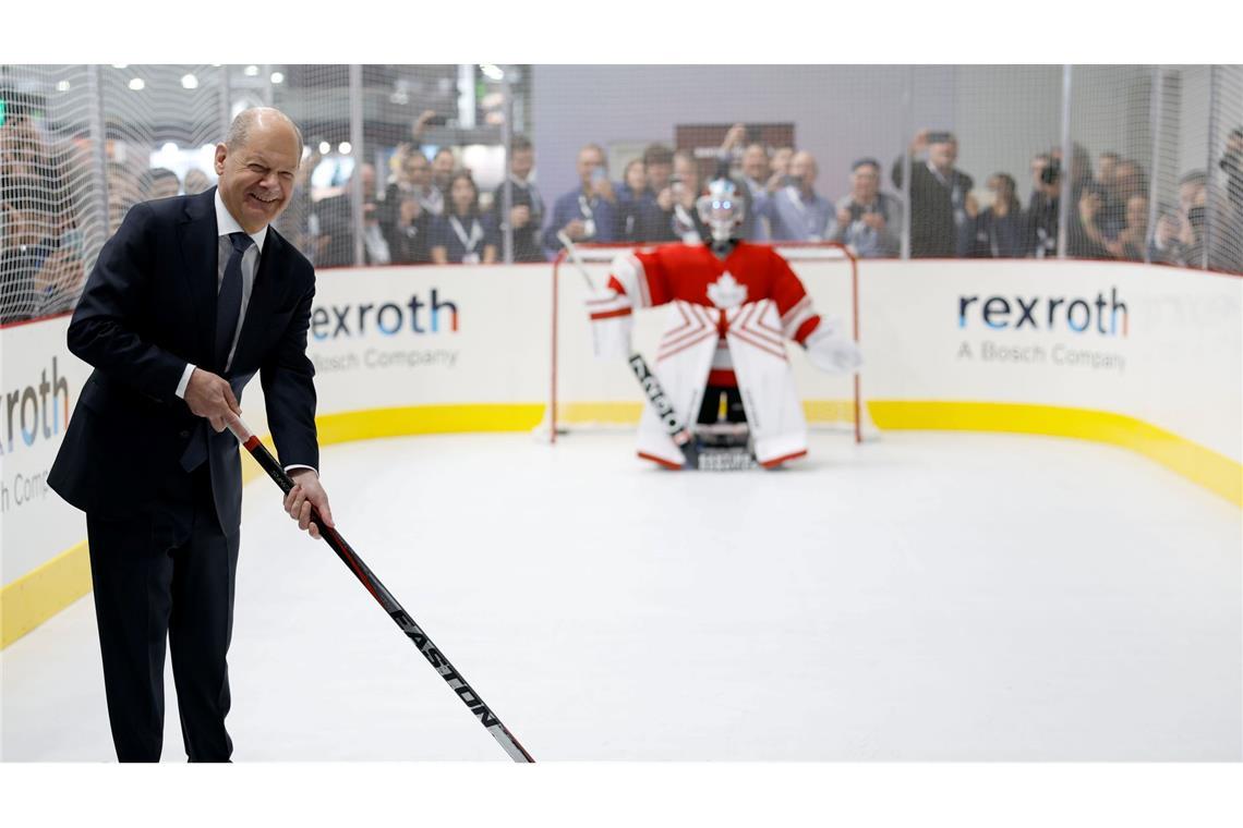 Merz nicht da, aber schon Thema auf der Hannover Messe Knapp daneben ist auch vorbei: Das Eishockey-Duell zwischen Scholz und dem "Robo Goalie" endete ohne Treffer.