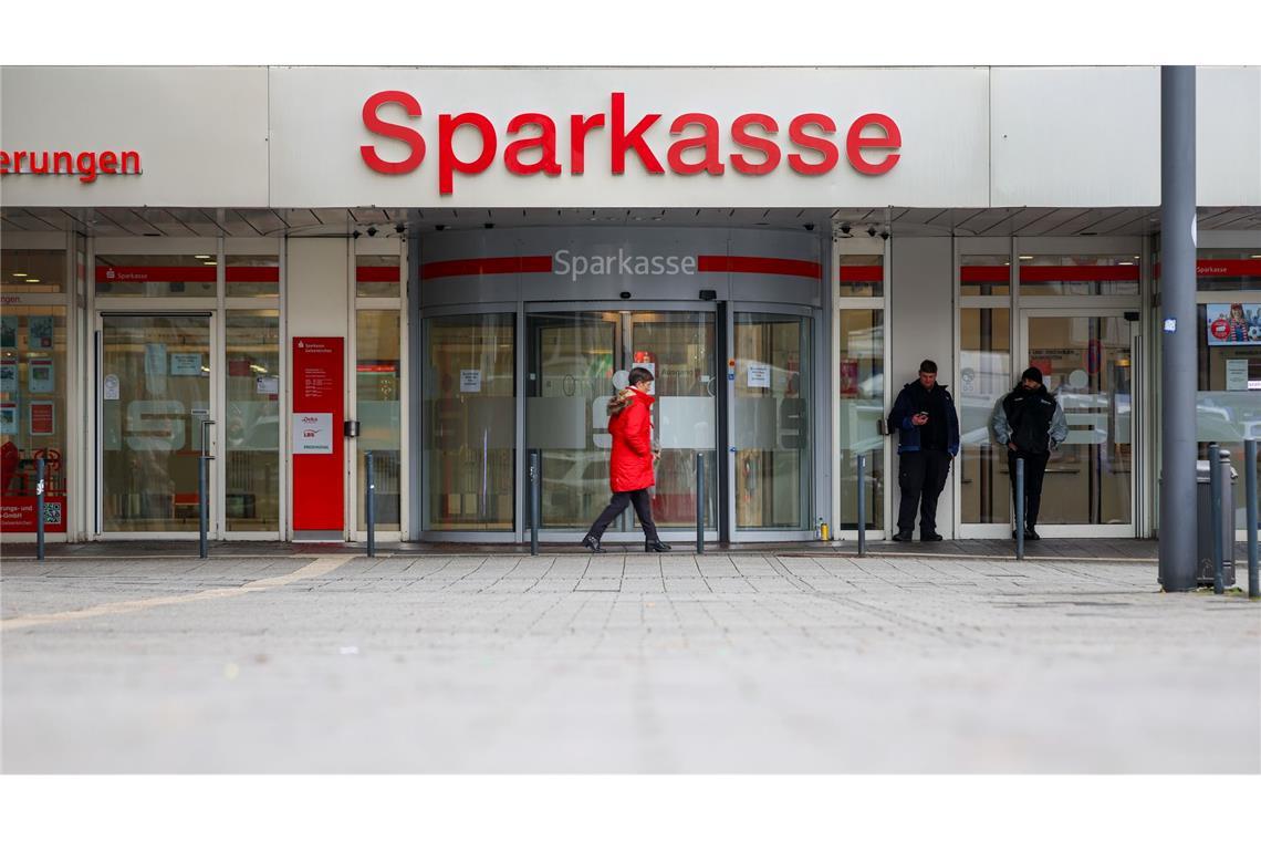 Knapp fünf Wochen nach dem spektakulären Einbruch ist die Sparkasse Gelsenkirchen wieder offen – allerdings nicht die Schließfachanlage. (Archivbild)