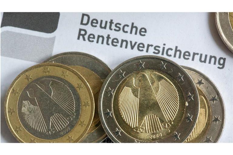 Knapp zwei Drittel der Befragten (64 Prozent) einer neuen Umfrage meinen, für die finanzielle Versorgung der Bürger im Alter sei in erster Linie der Staat zuständig.