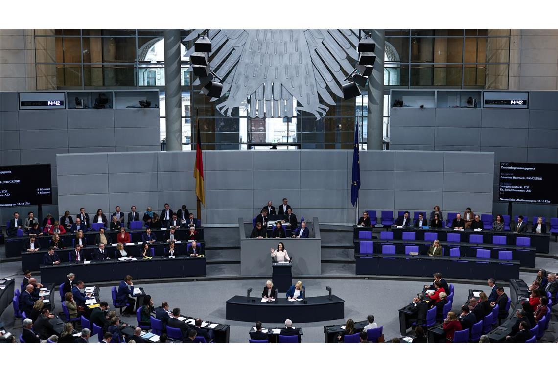Scholz nennt Chialo "Hofnarr" - "nicht rassistisch" gemeint Knapp zwei Wochen vor der Bundestagswahl kommen die Abgeordneten im Reichstagsgebäude zusammen (Archivfoto).