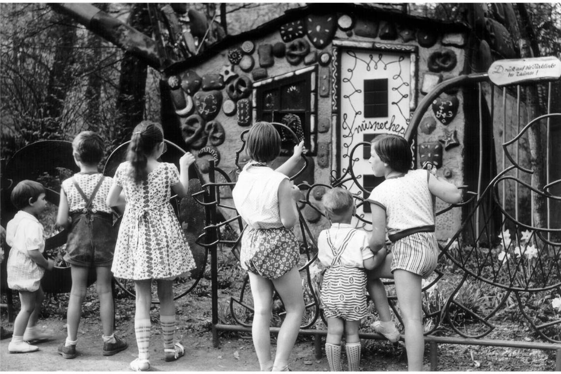 Die Geburtsstunde der Freizeitparks „Knuschper, Knuschper Knäuschen...“: In schönstem Schwäbisch schreckt die Hexe im <b>Märchengarten</b> im Blühenden Barock bis heute die Kinder – und tat das schon zur Eröffnung 1959.