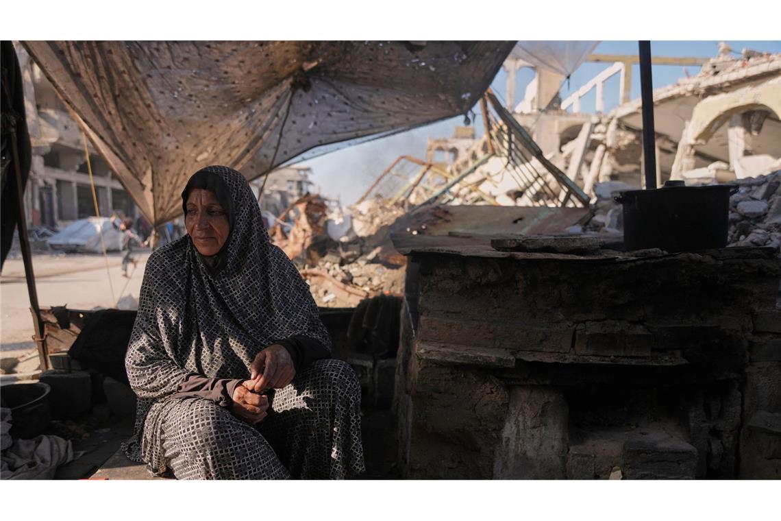 Kochen im Krisenalltag: Frau versorgt ihre Familie im Lager Al-Shati im Gazastreifen