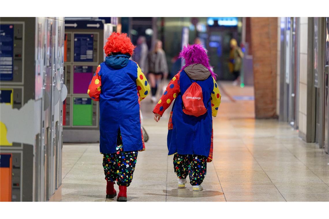 Erste Karnevalsfans in Köln unterwegs Kölle Allaaf um sieben Uhr: Zum 11.11. mischen sich so manche Clowns unter die Pendler am Kölner Hauptbahnhof.