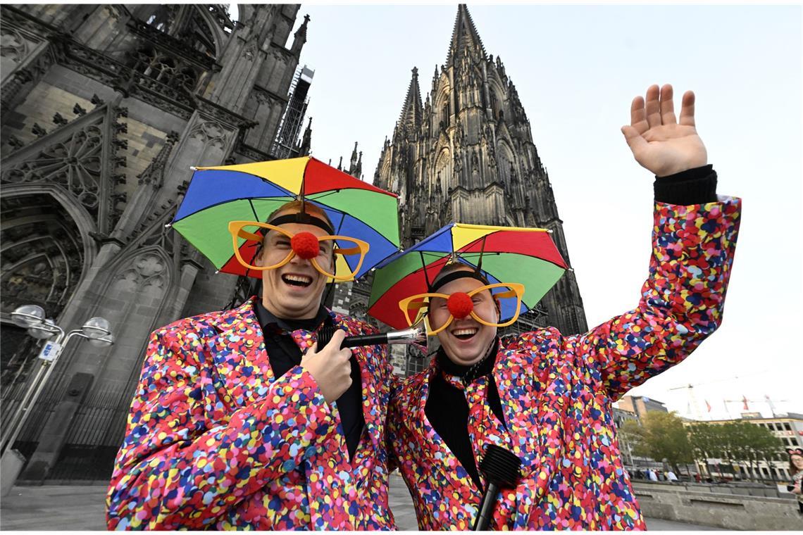 Warum ist der 11.11. Karnevalsbeginn? Köln – Karnevalisten feiern vor dem Dom: Der Kölner Karneval ist ein rheinisches Volksfest, das jährlich von Millionen Menschen gefeiert wird. Er wird mundartlich auch Fastelovend oder Fasteleer genannt.