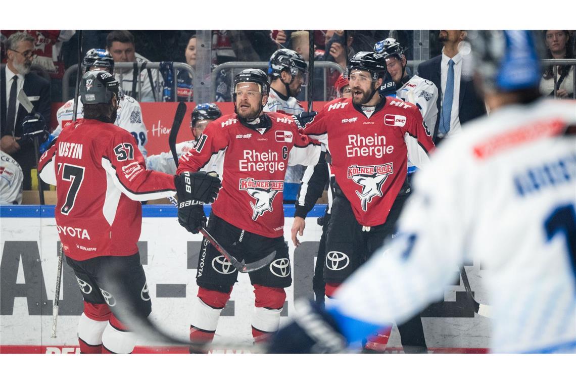 Köln erstmals seit 2014 im Finale - Duell gegen Berlin Kölns Brady Austin (l-r), Torschütze Moritz Müller und Alexandre Grenier jubeln nach dem Treffer zum 1:2.