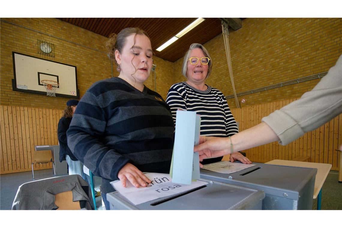 Kölns jüngste Wahlhelferin ist 16, der älteste Wahlhelfer 93 Jahre alt.