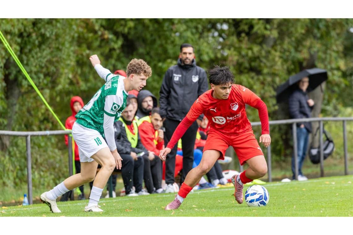 Köngens Kimi Hindennach verfolgt den ballführenden Louis Dao. Neuhausens Coach Luis Rodrigues verfolgt die Szene.