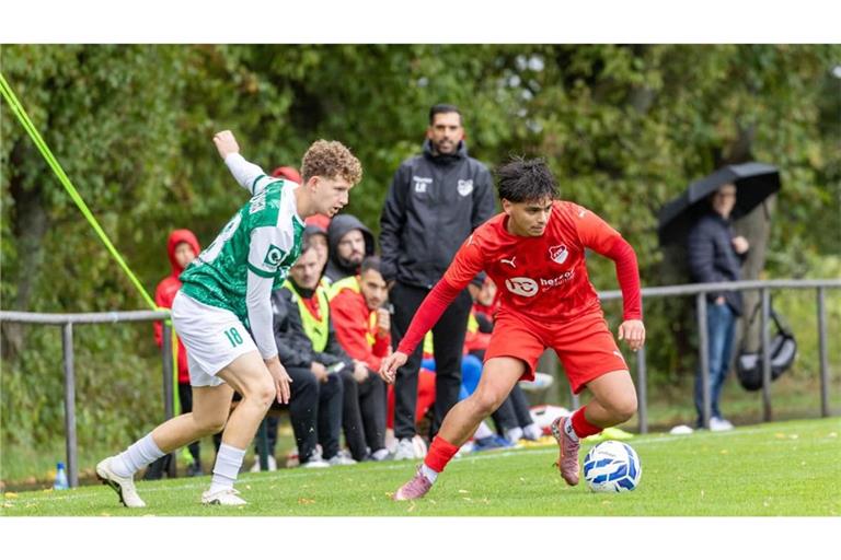 Köngens Kimi Hindennach verfolgt den ballführenden Louis Dao. Neuhausens Coach Luis Rodrigues verfolgt die Szene.