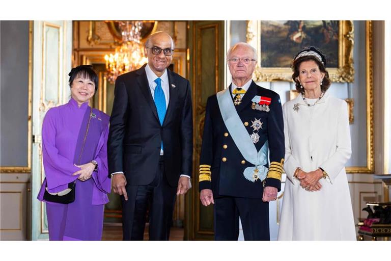 König Carl XVI. Gustaf von Schweden (2. v. r.) und Königin Silvia von Schweden (r.) posieren im Königspalast in Stockholm für ein Foto mit Singapurs Präsident Tharman Shanmugaratnam (2. v. l.) und seiner Frau Jane Yumiko Ittogi (l.). Der Präsident von Singapur und seine Frau befinden sich auf einem dreitägigen Staatsbesuch in Schweden.