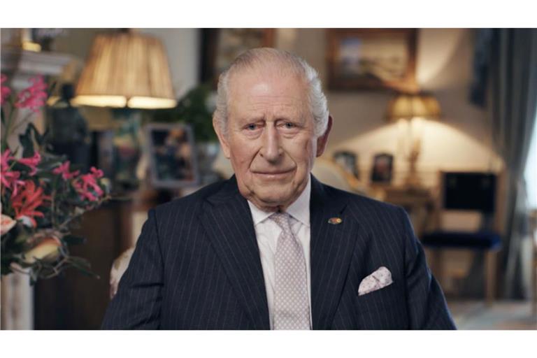 König Charles III. im Morgenzimmer des Clarence House in London bei der Aufnahme der persönlichen Botschaft.