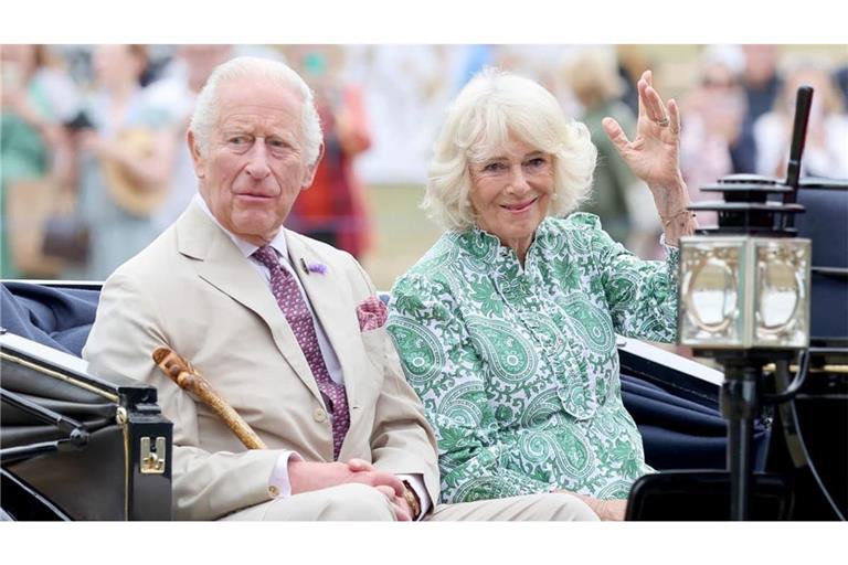 König Charles III. (l) und Königin Camilla treffen mit der Kutsche zu einem Besuch der RHS Sandringham Flower Show ein.