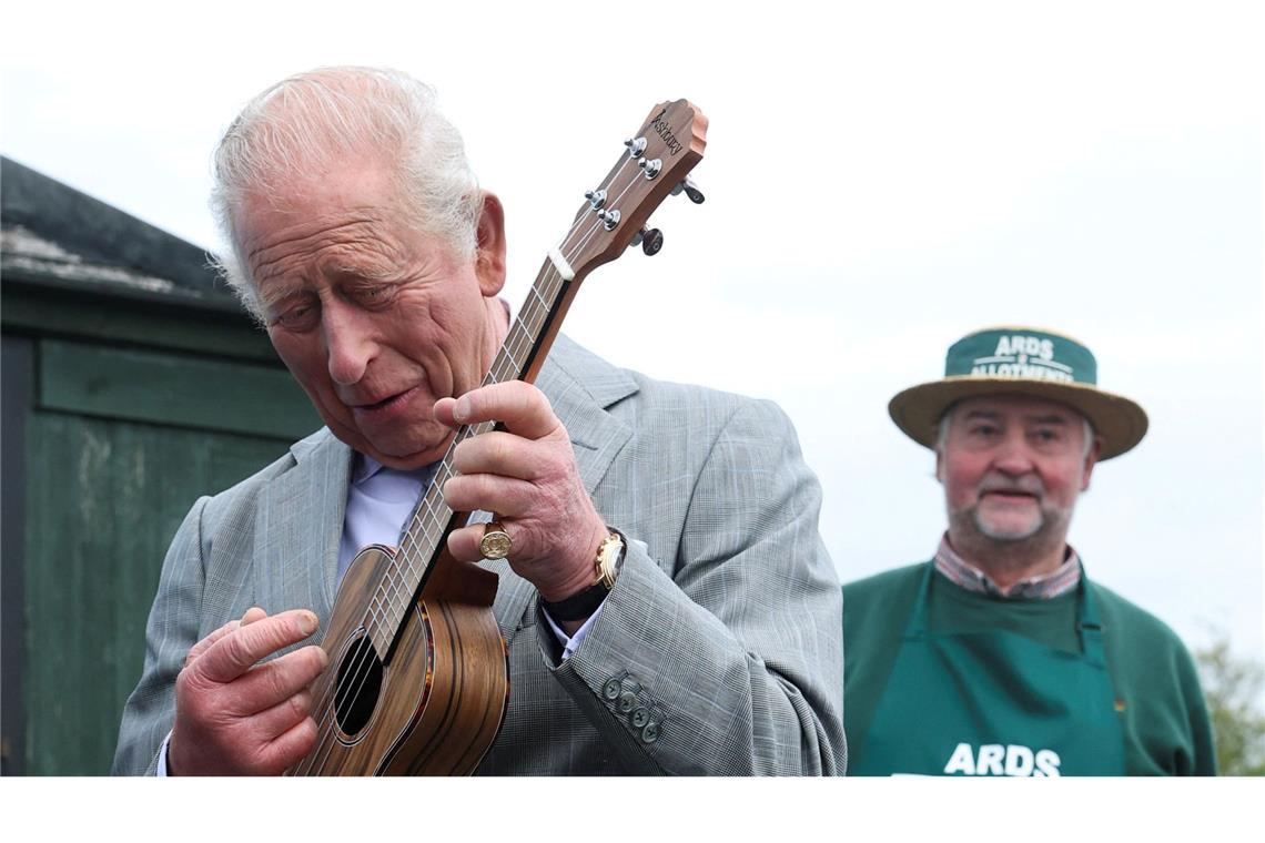 König Charles III. spielt während seines Besuchs in Nordirland Ukulele.