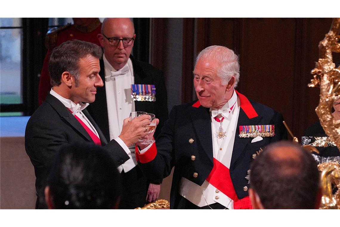 Charmant oder frech? Macron zwinkert Prinzessin Kate zu König Charles III. und Emmanuel Macron stoßen auf die britisch-französische Freundschaft an.