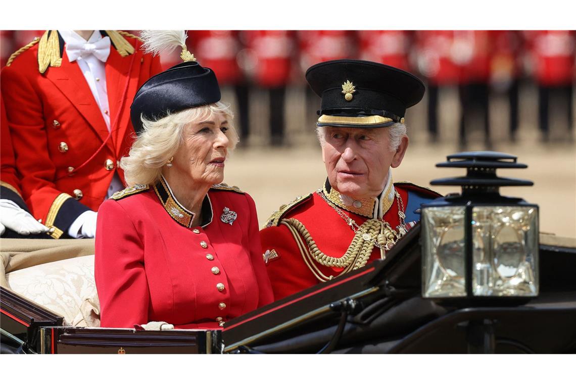 König Charles III. und Königin Camilla fuhren ebenfalls mit der Kutsche - Camilla trug ein Kleid, das an die Uniform der Grenadier Guards angelehnt war.
