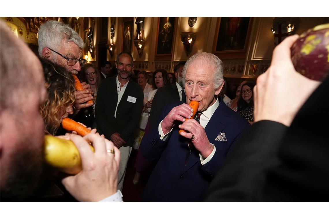 Der König und die Blockflöte aus Möhre König Charles III. versuchte sich an der Karottenflöte.