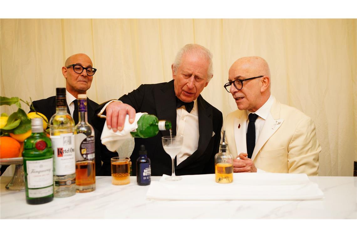 Charles diniert mit Beckhams, Mirren und Versace König Charles soll beim Martini-Ausschenken einen guten Job gemacht haben.