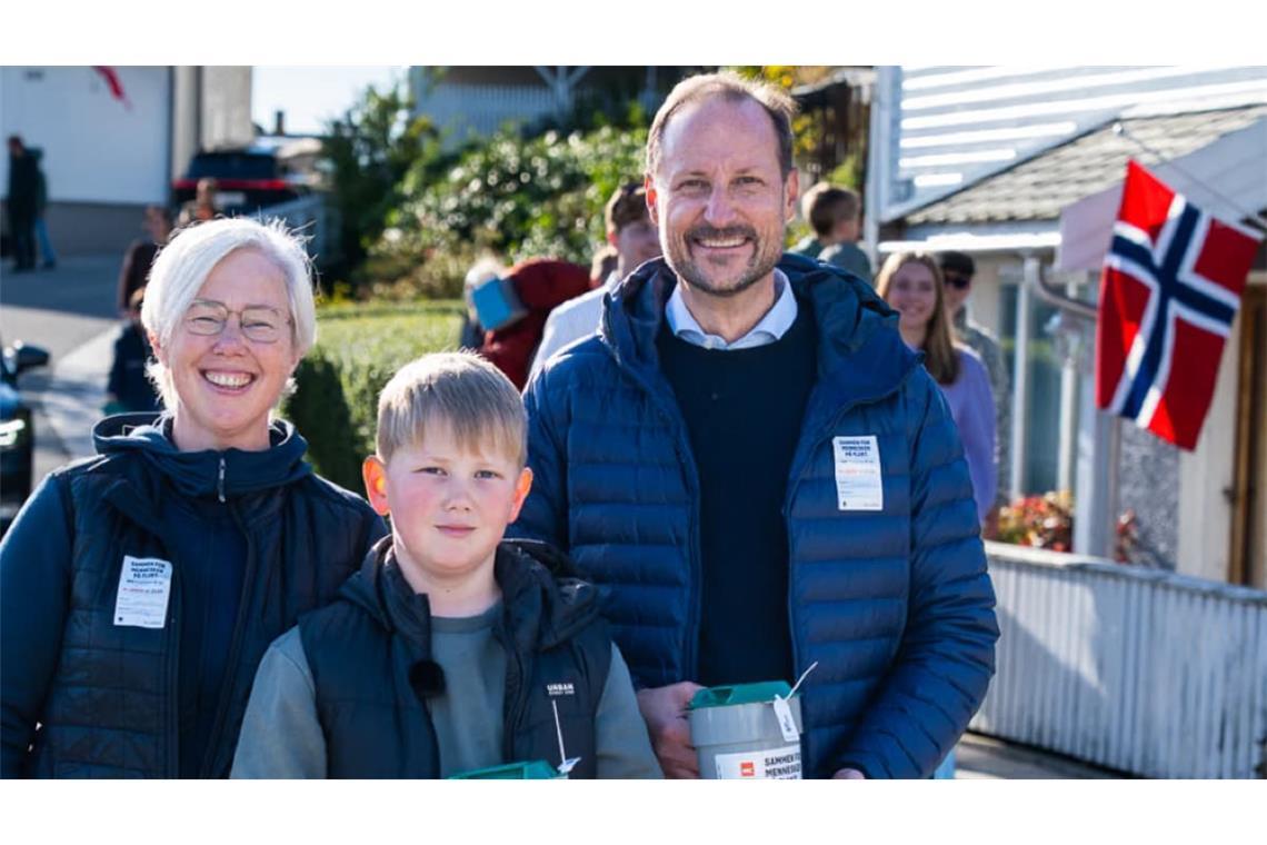 König Haakon ging gemeinsam mit Camilla und Lasse Lange als Spendensammler auf die Straße.
