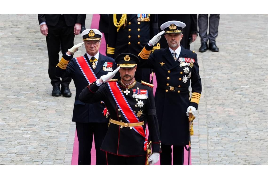König Haakon VIII. führt nach der Trauerfeier die kleinere Prozession zur Schlosskirche auf Akershus an. Hinter ihm gehen König Carl XVI. Gustaf von Schweden und König Frederik X. von Dänemark – die einzigen ausländischen Royals, die auch an diesem zweiten Trauerzug teilnehmen.