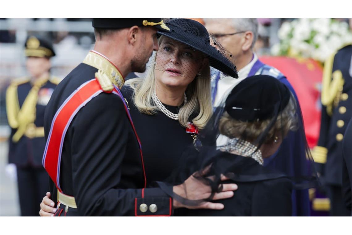 König Haakon VIII. sucht im Kreis seiner Familie Halt: Gemeinsam mit Königin Mette-Marit und Königin Sonja nimmt er Abschied von König Harald V. – ein stiller, persönlicher Moment inmitten der offiziellen Trauerfeier.
