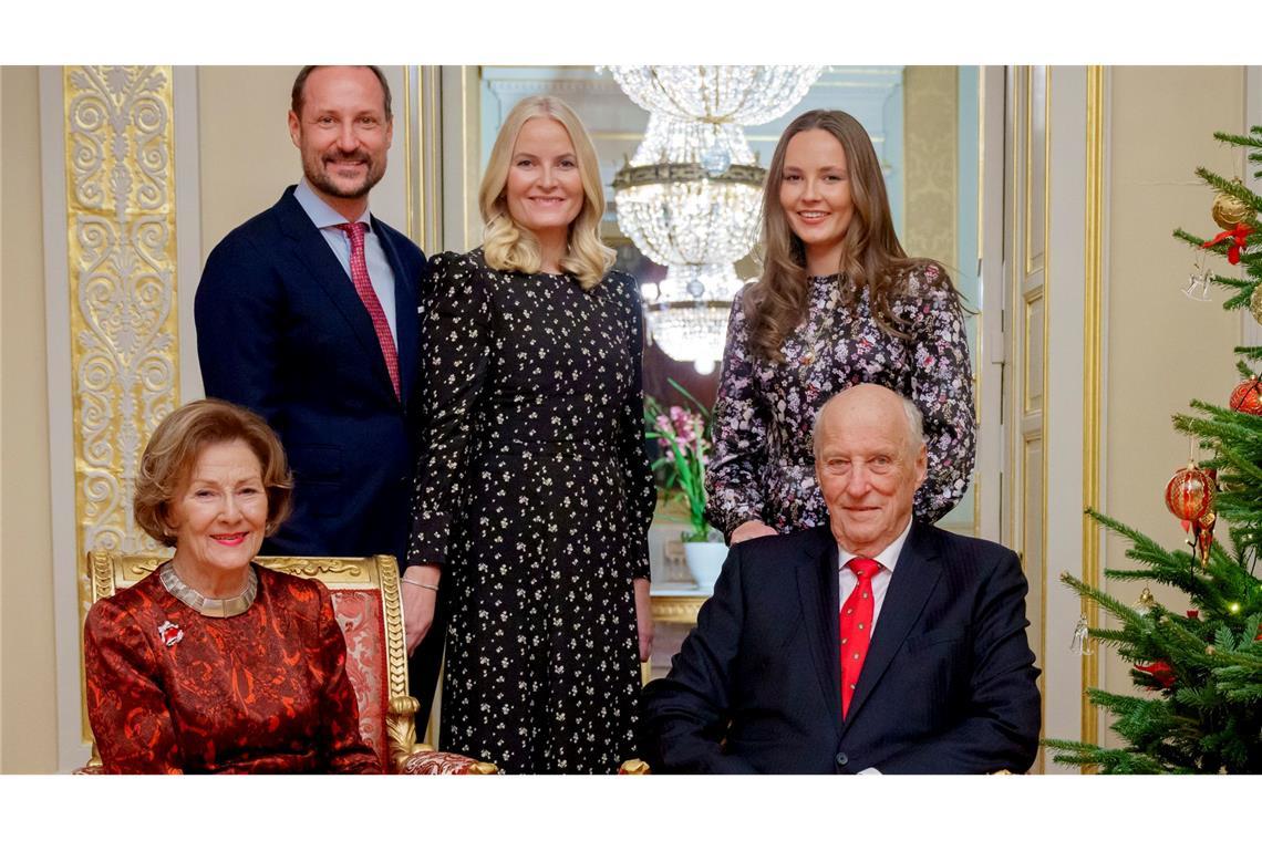 Mette-Marit: Lage mit Sohn Marius "wirklich hart für uns" König Harald V. (vorne rechts) erkrankte im Malaysia-Urlaub: "Die Lage war sehr ernst". (Archivbild)