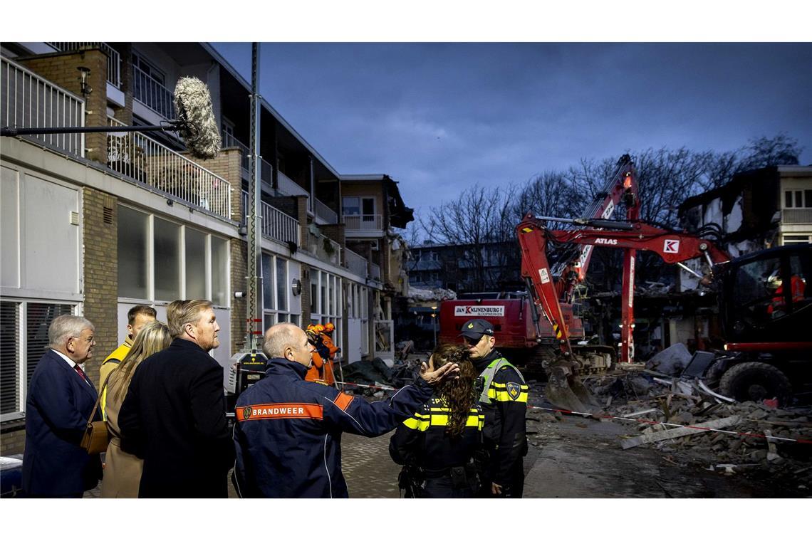 Nach Explosion: Königspaar besucht Unglücksort in Den Haag König Willem Alexander und Königin Maxima besuchen den Katastrophenort am Tarwekamp.