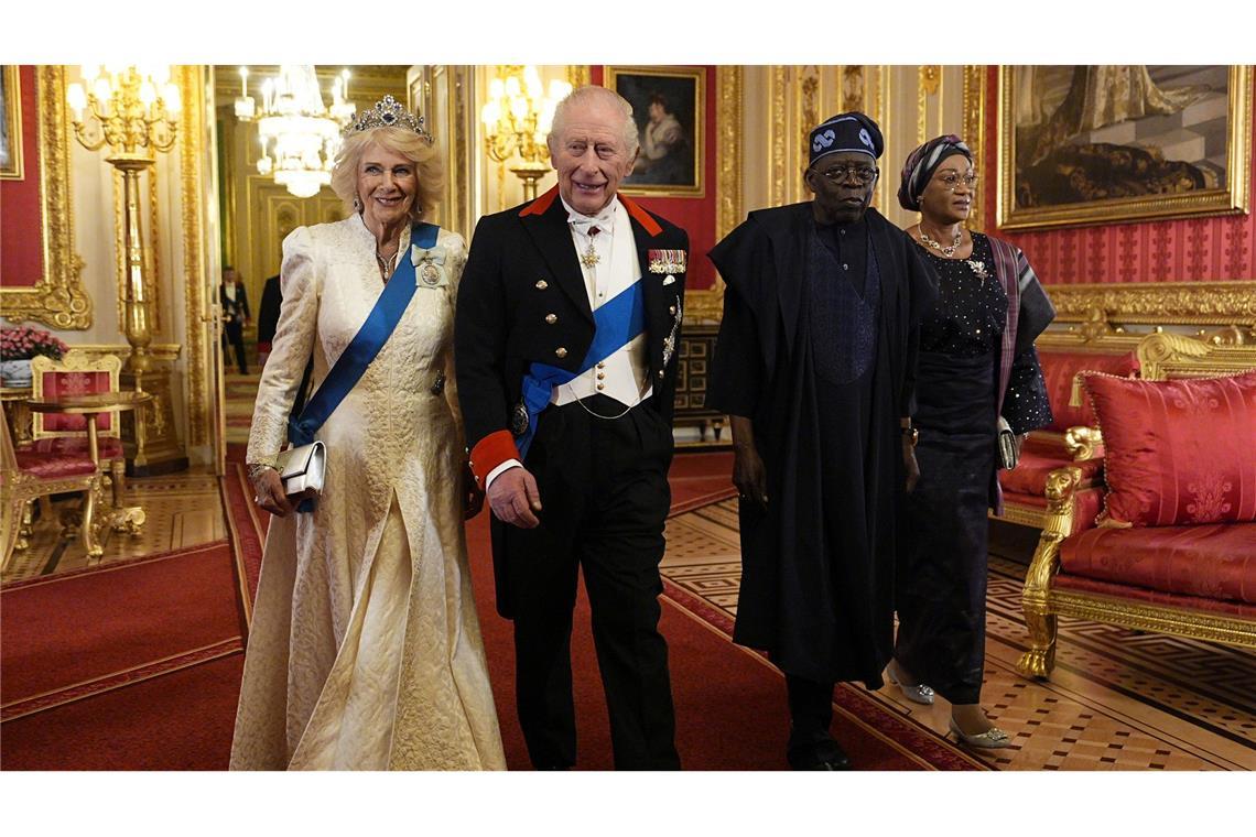 Königin Camilla (l-r), König Charles III., Nigerias Präsident Bola Ahmed Tinubu und First Lady Oluremi Tinubu nehmen an einem Staatsbankett teil.