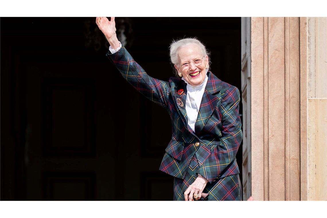 Königin Margrethe - Eine besondere Dänin wird 85 Königin Margrethe winkt an ihrem 85. Geburtstag den Gratulanten auf Schloss Fredensborg zu.