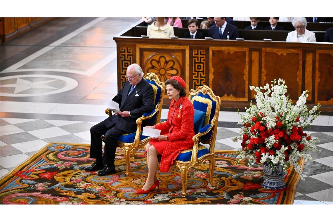 Königin Silva (rechts) ganz in Rot beim Gottesdienst zur Goldhochzeit des Königspaares.